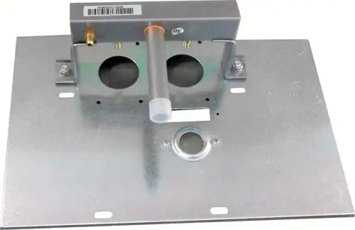 Brennerplatte mit Gasverteilrohr und Düse, installiert auf einer Metallbasis. Produkt von Wolf für Erdgas-Anwendungen.